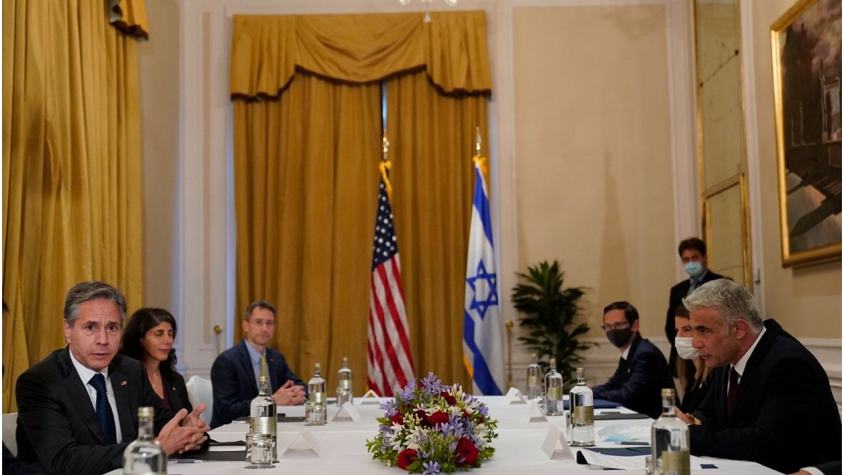  وزير الخارجية الأميركي أنتوني بلينكن خلال لقائه نظيره الإسرائيلي يائير لابيد