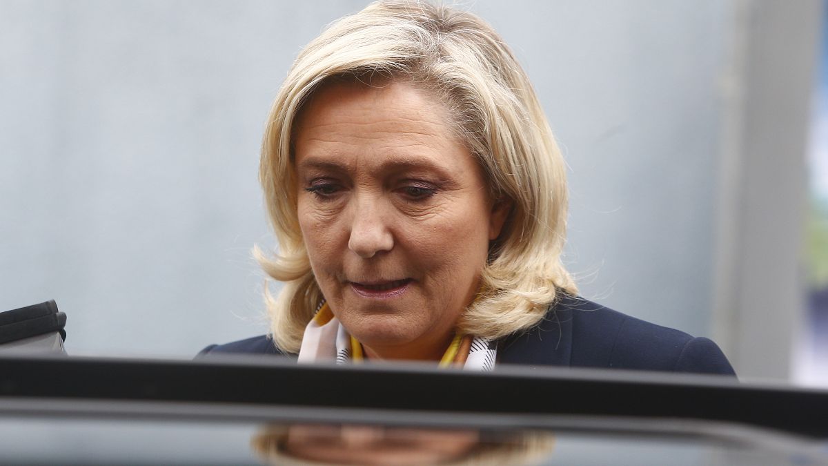 La dirigeante d'extrême droite Marine Le Pen après avoir voté pour les élections régionales à Hénin-Beaumont, dans le nord de la France, dimanche 27 juin