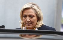 La dirigeante d'extrême droite Marine Le Pen après avoir voté pour les élections régionales à Hénin-Beaumont, dans le nord de la France, dimanche 27 juin