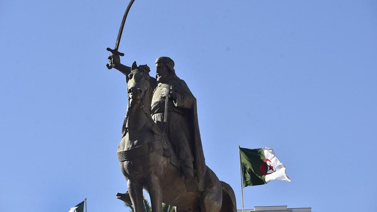 تمثال للقائد الجزائري التاريخي الأمير عبد القادر