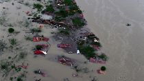 I corpi riaffiorano dal Gange, a causa delle inondazioni