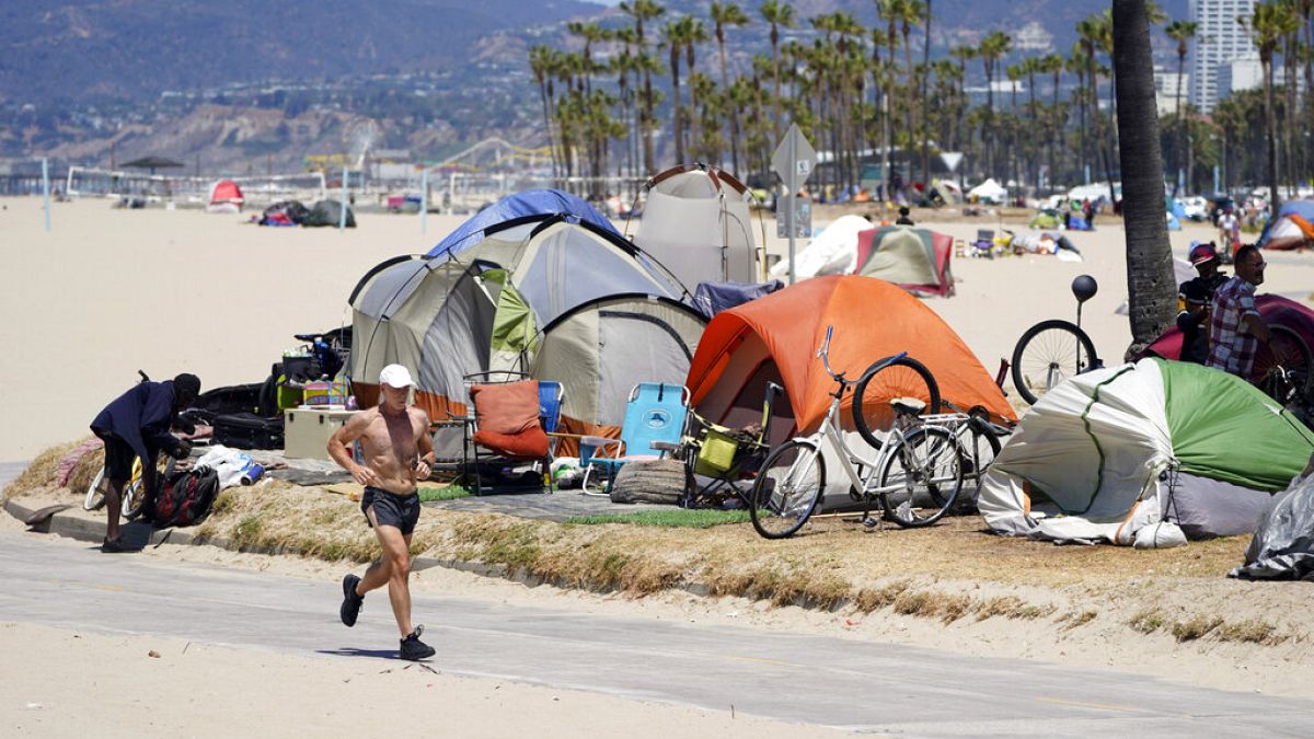 Ein Jogger zieht seine Runden am Strand von Venice Beach, der auch durch den Sportplatz "Muscle Beach" bekannt geworden ist