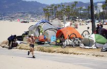 Ein Jogger zieht seine Runden am Strand von Venice Beach, der auch durch den Sportplatz "Muscle Beach" bekannt geworden ist