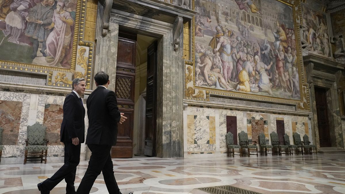 وزير الخارجية الأمريكي أنطوني بلينكين يزور قاعة ريجيا قبل لقائه مع البابا فرانسيس في الفاتيكان، يوم الإثنين 28 يونيو 2021.