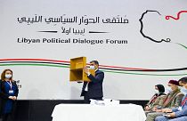 تصويت أعضاء ملتقى الحوار السياسي الليبي لاختيار أعضاء المجلس الرئاسي في شافانيس دي بوجيس ، بالقرب من جنيف في 5 فبراير 2021.