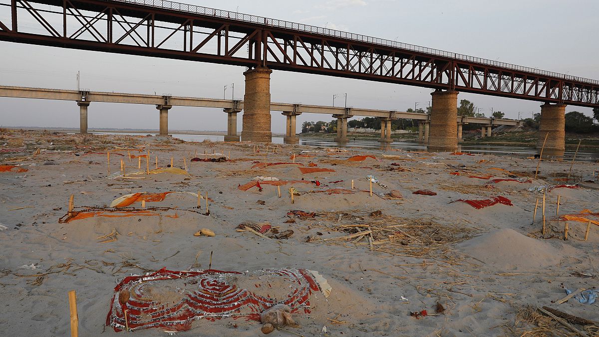 Ινδία: Υδάτινος τάφος για εκατοντάδες θύματα Covid ο ποταμός Γάγγης