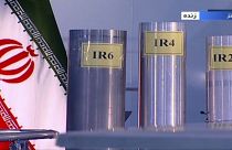 ثلاثة إصدارات من أجهزة الطرد المركزي المُصنَّعة محليًا في ناتانز، المصنع الإيراني لتخصيب اليورانيوم في إيران.