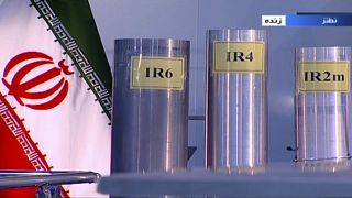 ثلاثة إصدارات من أجهزة الطرد المركزي المُصنَّعة محليًا في ناتانز، المصنع الإيراني لتخصيب اليورانيوم في إيران.
