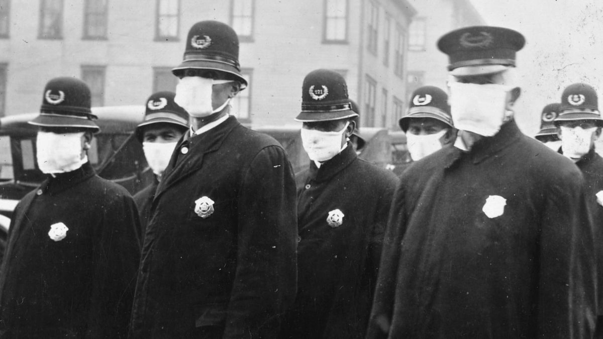 Policías en Seattle con máscaras hechas por la Cruz Roja, durante la pandemia de 1918. Diciembre de 1918.