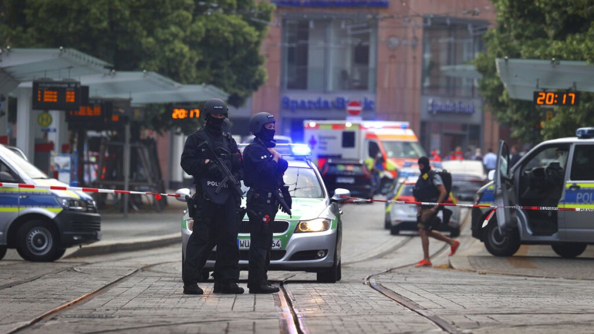 Polizisten sichern die Gegend um den Tatort nach einem Messerangriff in Würzburg, 25.06.2021