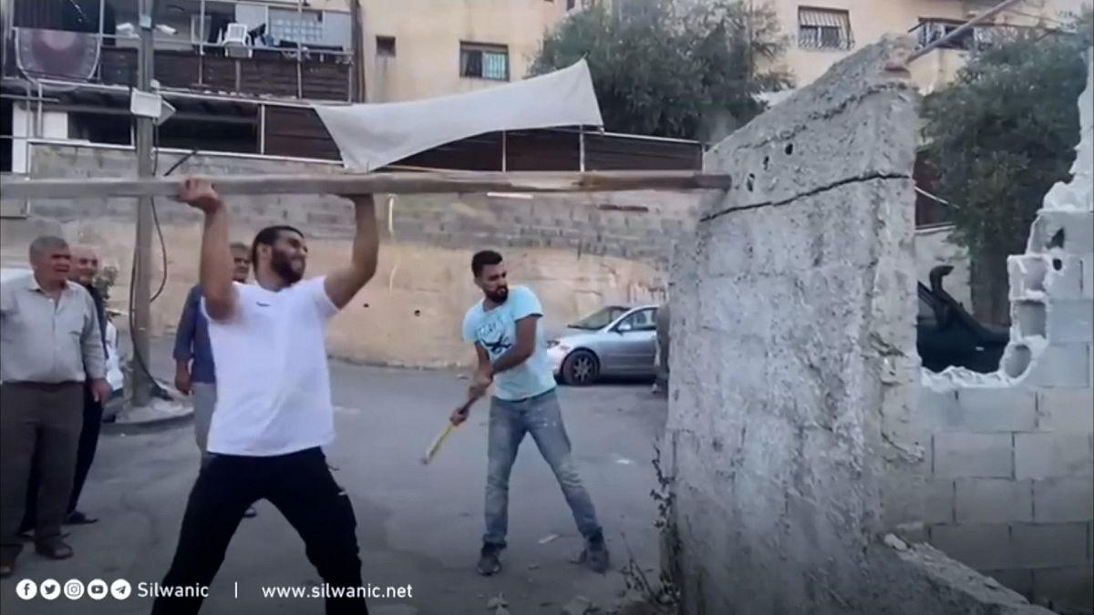 فلسطيني يهدم دكانه في القدس الشرقية