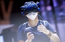 Un visitante prueba un dispositivo de realidad virtual en el Mobile World Congress