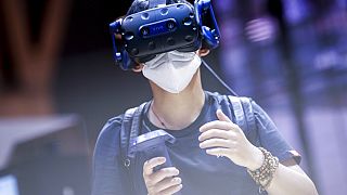 Un visitante prueba un dispositivo de realidad virtual en el Mobile World Congress