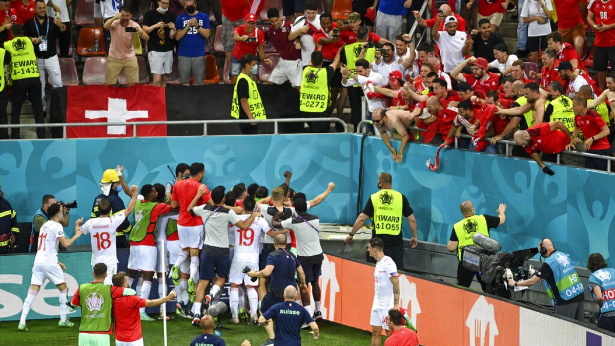 Οι Ελβετοί πανηγυρίζουν στο ματς με τη Γαλλία