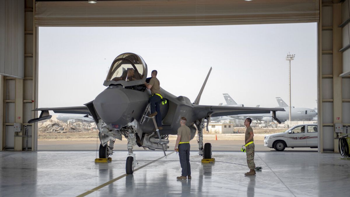 F-35 savaş uçağı pilotu ve mürettebatı Birleşik Arap Emirlikleri'ndeki Al-Dhafra Hava Üssü'nde göreve hazırlanıyor