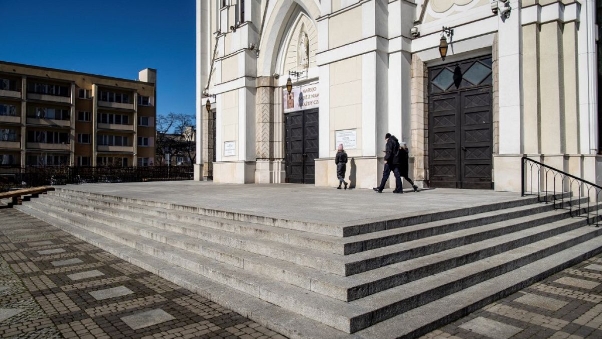 Polonya Katolik Kilisesi'nden reşit olmayan üç yüz kişi için cinsel taciz özrü