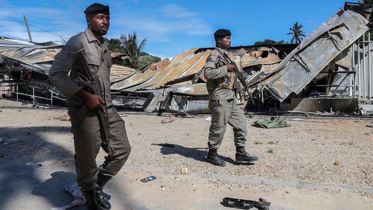 Arquivo- Militares do exército moçambicano a patrulhar as ruas de Palma, Moçambique