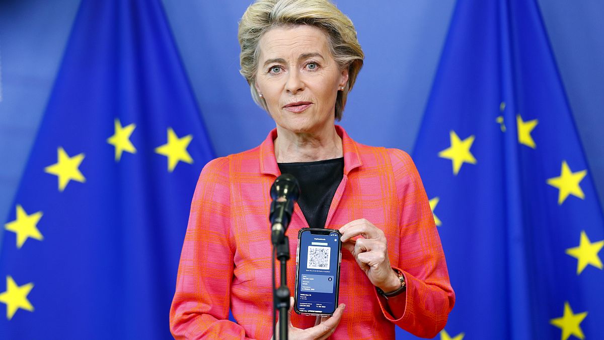 رئيسة المفوضية الأوروبية، أورسولا فون دير لاين، تقدم شهادة السفر الرقمية الجديدة لكوفيدـ19 في مقر المفوضية الأوروبية، في بروكسل، الأربعاء 16 يونيو 2021 
