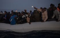 Un barcone di migranti che tenta di attraversare il Mediterraneo