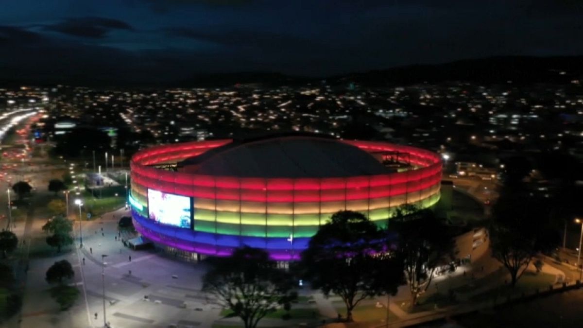 إضاءة ملعب موفيستار أرينا بألوان علم قوس قزح في بوغوتا- كولومبيا