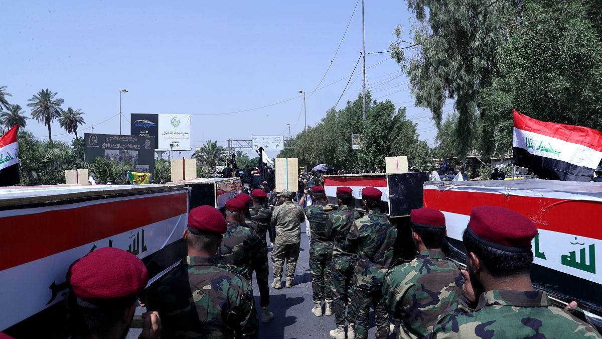 الحشد الشعبي خلال جنازة رمزية في بغداد يشيع جثامين عناصره الذين قتلوا في غارة جوية أمريكية على الشريط الحدودي السوري العراقي. 2021/06/29