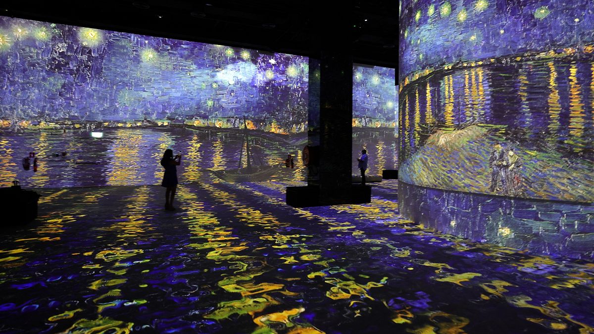 Дубай: погрузиться в полотна Ван Гога виртуально 
