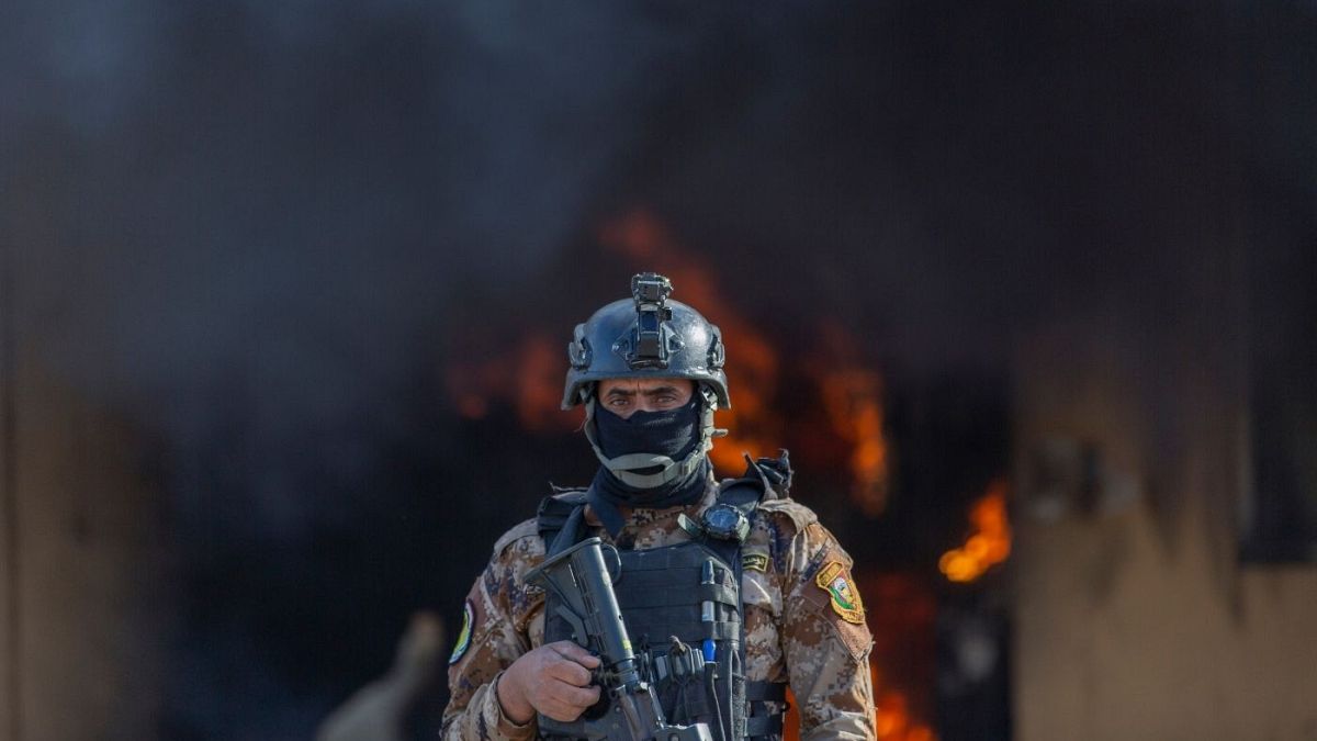 یک سرباز عراقی در مقابل دود ناشی از انفجار
