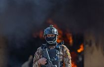 یک سرباز عراقی در مقابل دود ناشی از انفجار