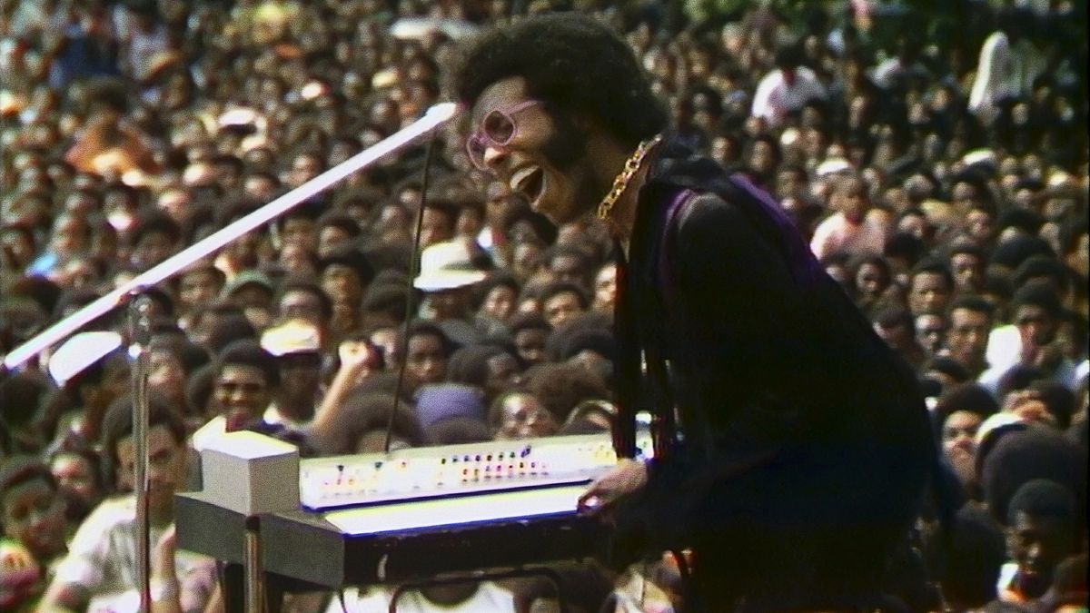 Sly Stone di fronte a un pubblico oceanico nella sua esibizione all'Harlem Cultural Festival