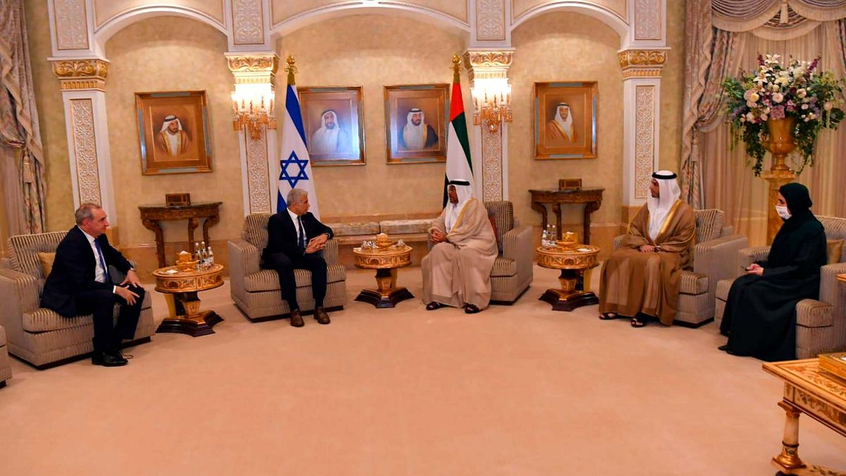 وزير الدولة الإماراتي أحمد علي الصايغ ووزير الخارجية الإسرائيلي يائير لابيد خلال اجتماع في أبو ظبي، الإمارات العربية المتحدة ، الثلاثاء 29 يونيو 2021يونيو