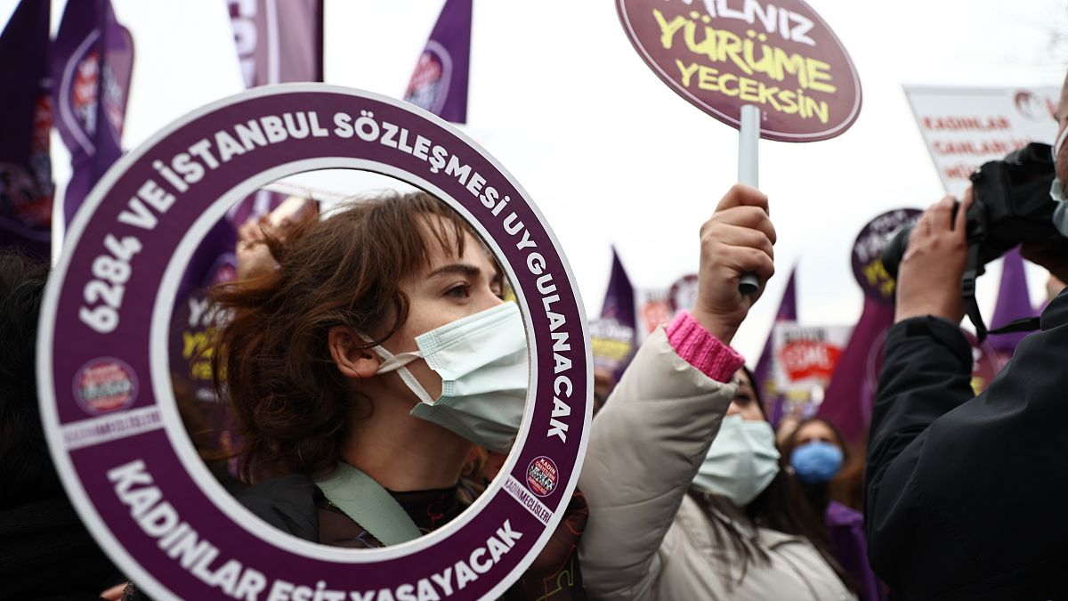 İstanbul sözleşmesinde çekilme kararına karşı protesto (Arşiv)