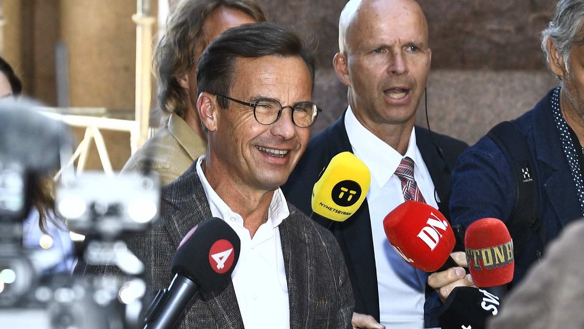 أولف كريسترسون (إلى اليسار)، زعيم حزب المحافظين السويدي يتحدث مع الصحفيين عند وصوله إلى البرلمان في ستوكهولم، السويد، 29 يونيو 2021