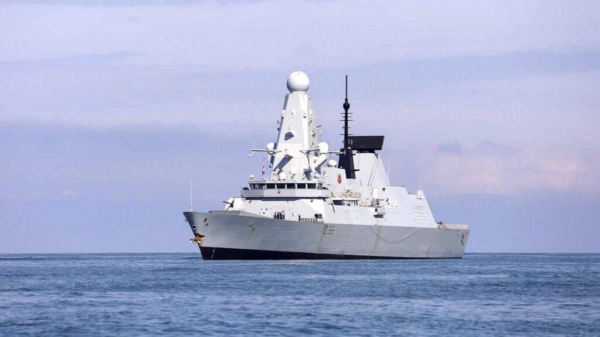 Rusya'nın uyarı ateşi açtığı İngiliz HMS Defender (Arşiv)