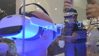 Un visitante prueba unas gafas 3d programadas con un software con fines médicos
