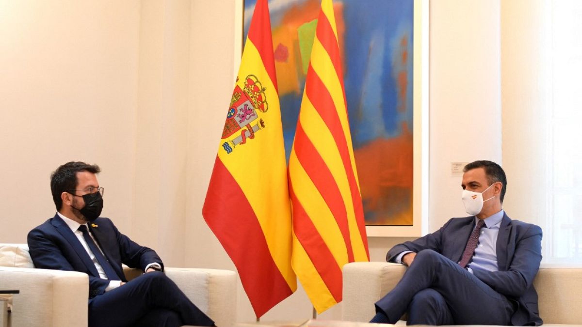 İspanya Başbakanı Pedro Sanchez (sağda) ile Katalonya lideri Pere Arragones (solda) arasında aftan sonra ilk görüşme