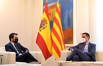 İspanya Başbakanı Pedro Sanchez (sağda) ile Katalonya lideri Pere Arragones (solda) arasında aftan sonra ilk görüşme