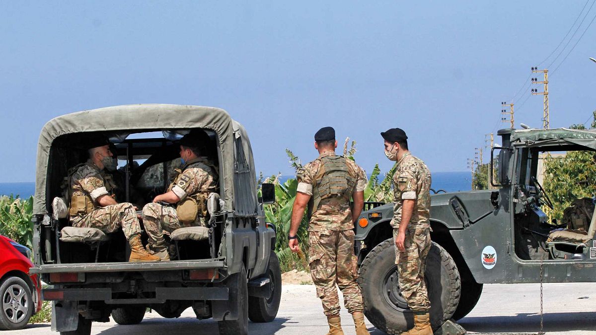 جنود لبنانيون يقفون في حراسة بلدة القليلة جنوب لبنان، 14 مايو 2021