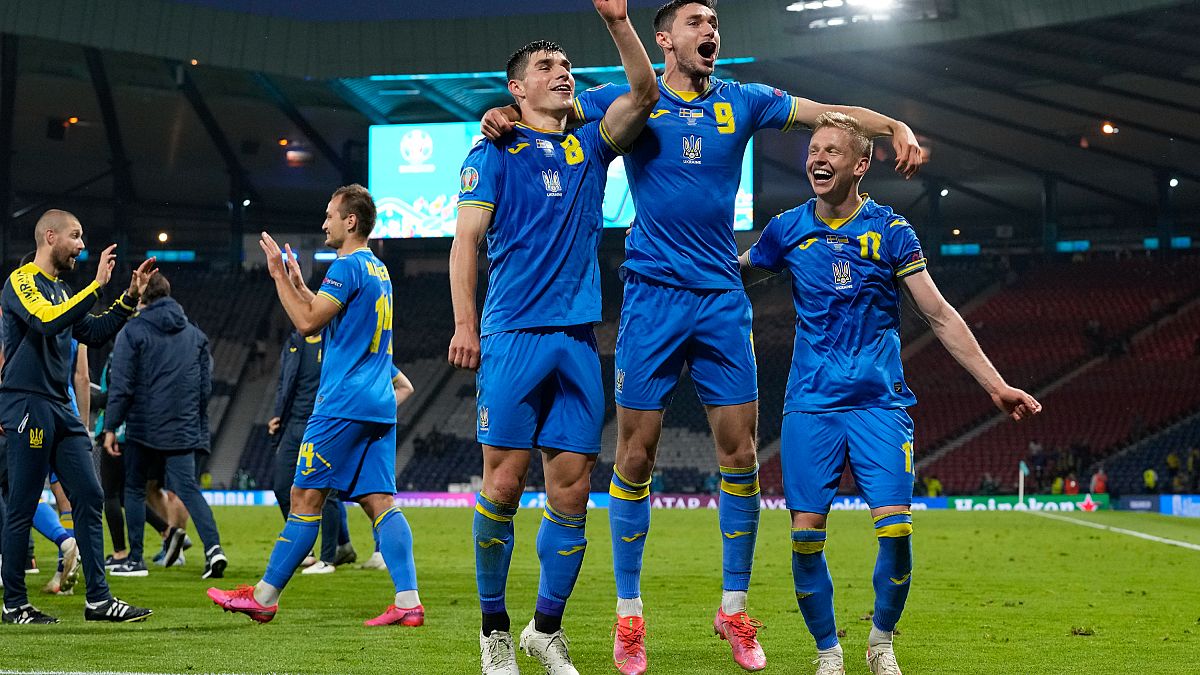 Los jugadores de Ucrania celebran su victoria en el partido de octavos de final de la Eurocopa 2020 en el estadio Hampden Park de Glasgow, el 29 de junio de 2021.