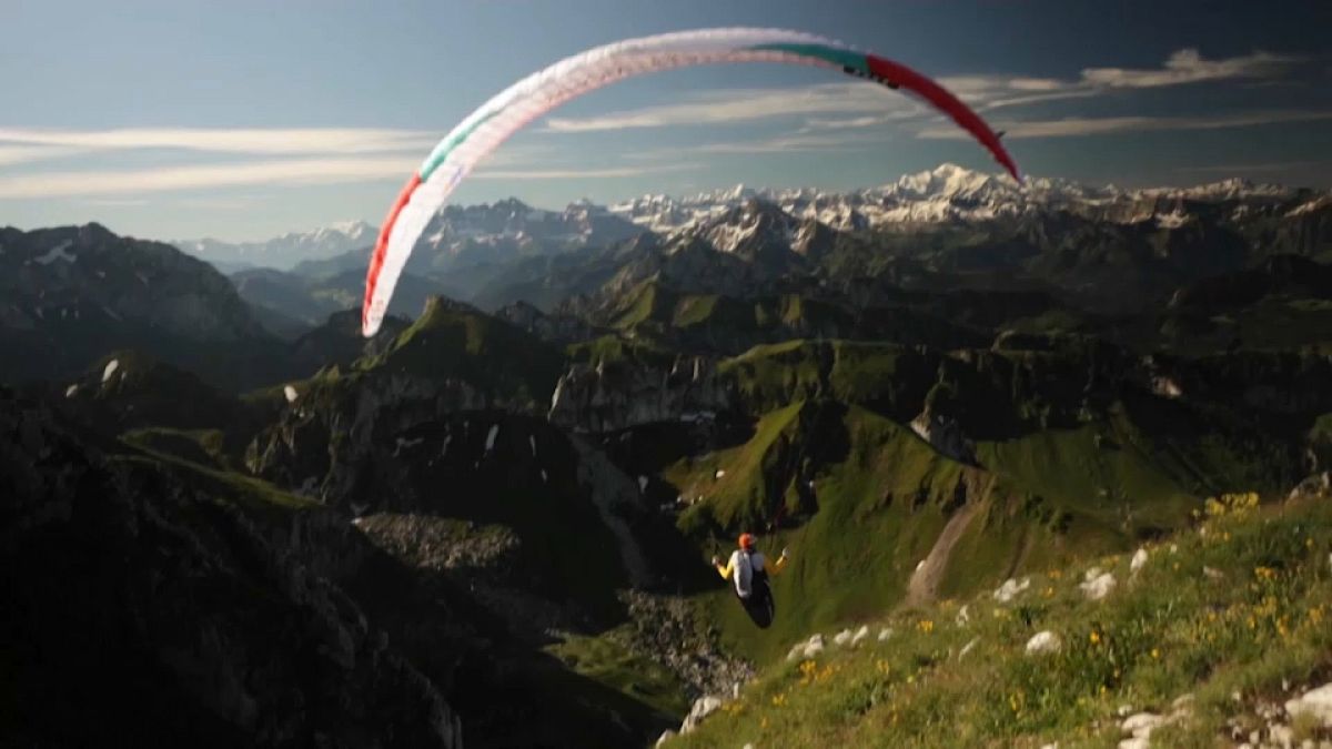 "Marche et vol" dans les Alpes : 1 200 kilomètres à pied et en parapente