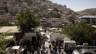 فلسطينيون متجمعون حول متجر تم هدمه في حي سلوان شرقي القدس. 2021/06/29