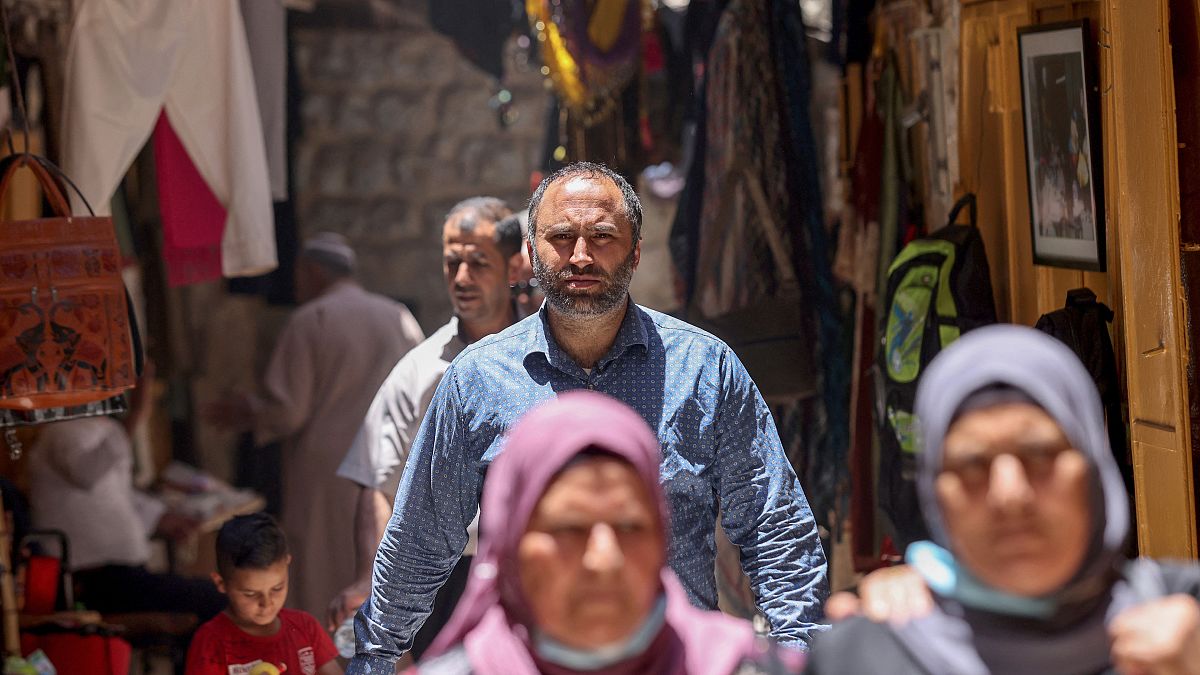 عيسى عمرو يمشي في أسواق مدينة الخليل العتيقة. 2021/06/27