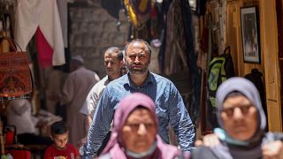 عيسى عمرو يمشي في أسواق مدينة الخليل العتيقة. 2021/06/27