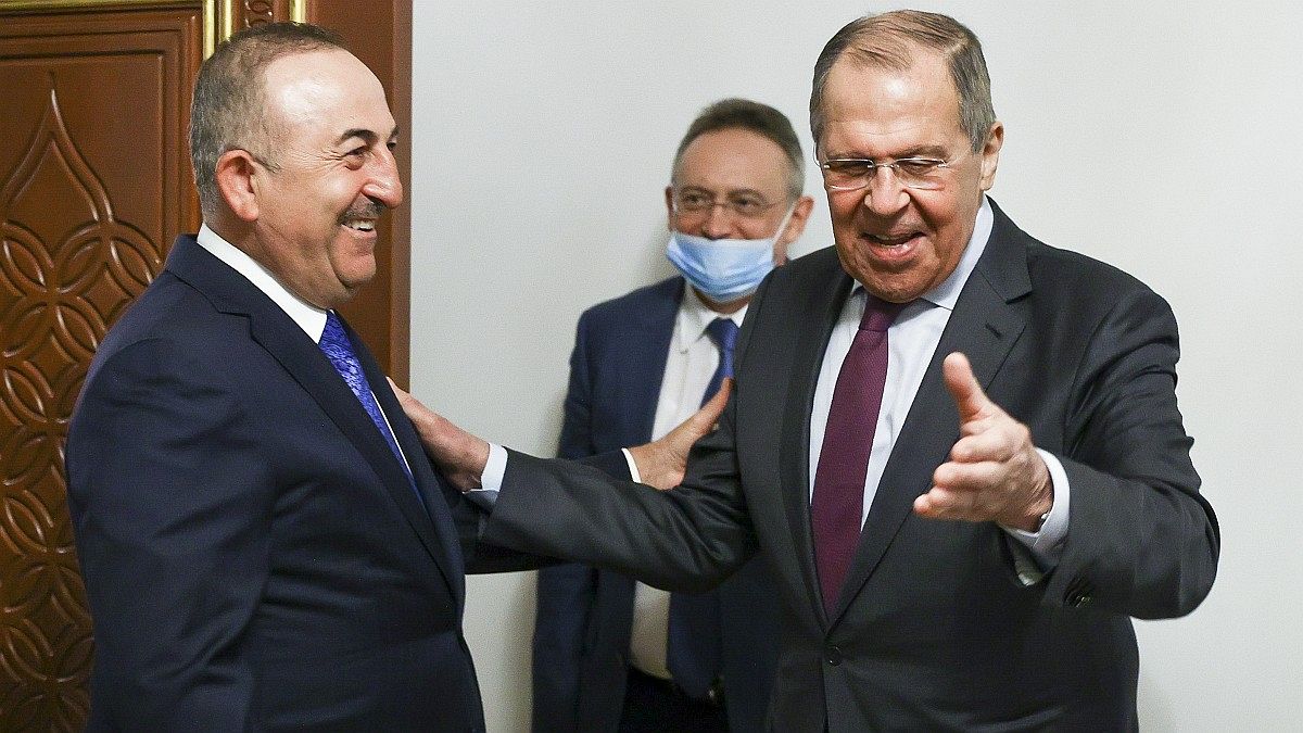 Οι υπουργοί Εξωτερικών Τουρκίας και Ρωσίας, Τσαβούσογλου και Λαβρόφ, κατά την συνάντηση τους στη Ντόχα του Κατάρ (10/03/2021). 
