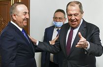 Οι υπουργοί Εξωτερικών Τουρκίας και Ρωσίας, Τσαβούσογλου και Λαβρόφ, κατά την συνάντηση τους στη Ντόχα του Κατάρ (10/03/2021).