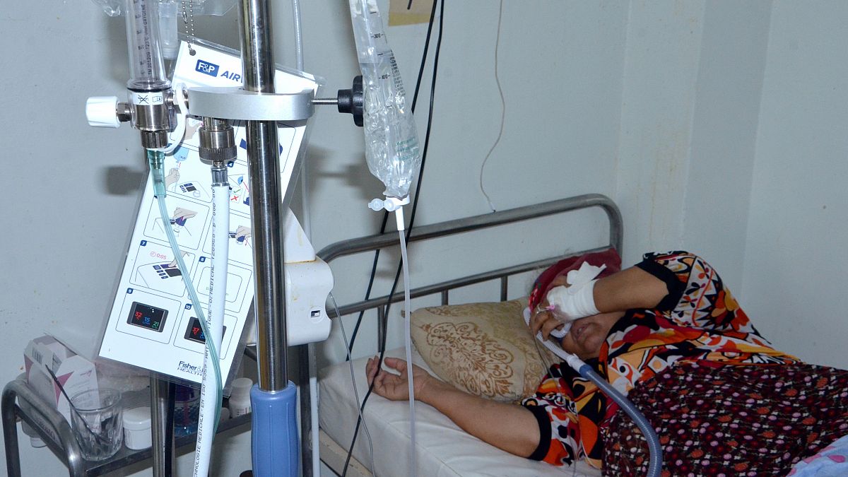 امرأة مصابة بكوفيدـ19 ممدة على سريرها في مستشفى ابن الجزار في القيروان. 2021/06/28