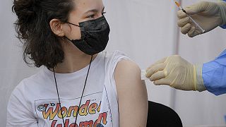 Έφηβη κοπέλα εμβολιάζεται κατά Covid-19