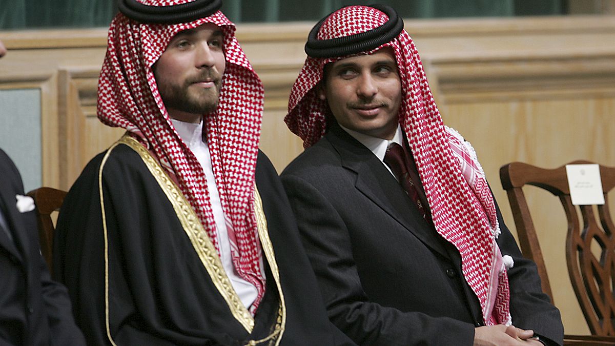 الأمير حمزة بن الحسين (يمين الصورة) والأمير هاشم بن الحسين (يسار الصورة)