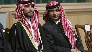 الأمير حمزة بن الحسين (يمين الصورة) والأمير هاشم بن الحسين (يسار الصورة)