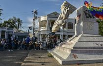 Kolombiya'nın Barranquilla kentinde göstericiler, Kristof Kolomb'un heykelini devrdi