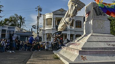 Kolombiya'nın Barranquilla kentinde göstericiler, Kristof Kolomb'un heykelini devrdi